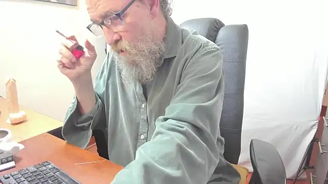 Snapshot of Uncle_Hottie chatting on 02/15/26, 07:54 Uncle Hottie online show from 02/15/26, 07:54