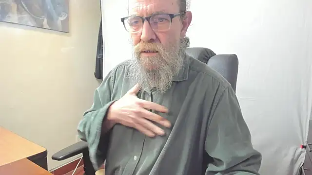 Snapshot of Uncle_Hottie chatting on 02/20/26, 06:30 Uncle Hottie online show from 02/20/26, 06:30