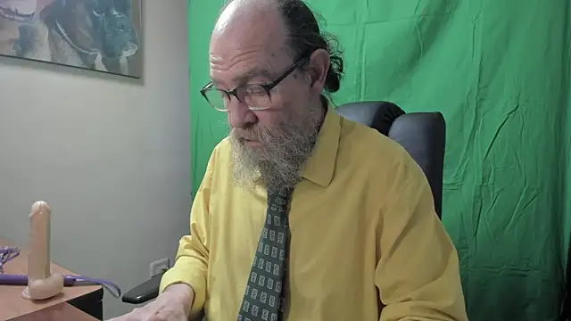 Snapshot of Uncle_Hottie chatting on 03/18/26, 04:32 Uncle Hottie online show from 03/18/26, 04:32