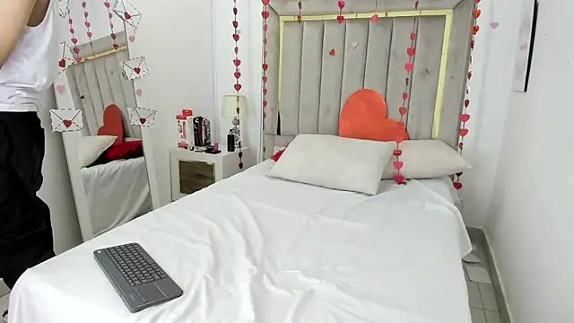 julian xx online show from 02/13/26, 07:54