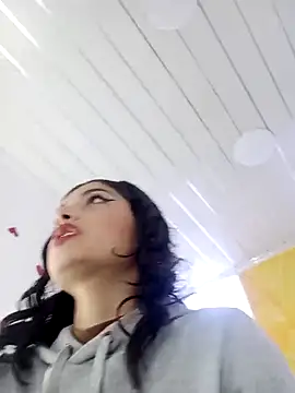 Snapshot of honeyluxe_ chatting on 02/17/26, 03:58 honeyluxe online show from 02/17/26, 03:58