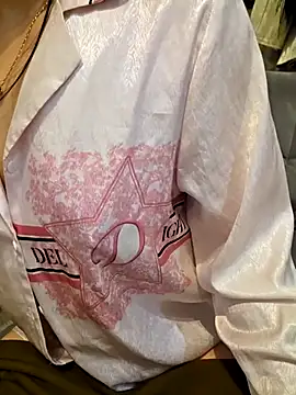 Snapshot of moon_baby99 chatting on 01/08/26, 08:27 moon baby99 online show from 01/08/26, 08:27