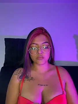 Snapshot of queen_of_you_heart chatting on 02/15/26, 02:08 queen of you heart online show from 02/15/26, 02:08