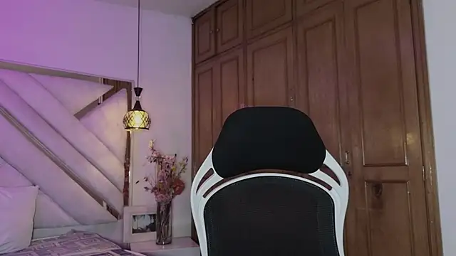 mia gatesvg online show from 02/26/26, 03:49