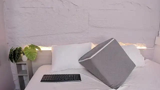 lanna 18  online show from 03/27/26, 11:43