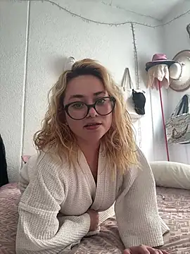 Snapshot of Lililuxx chatting on 02/28/26, 08:32 Lililuxx online show from 02/28/26, 08:32