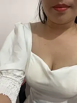 Snapshot of Avelyn-n chatting on 01/19/26, 08:29 Avelyn-n online show from 01/19/26, 08:29