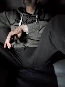 Snapshot of Erz84 chatting on 10/30/25, 04:14 Erz84 online show from 10/30/25, 04:14