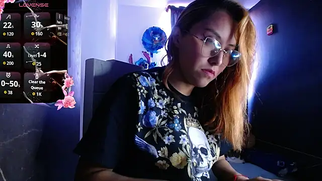 Snapshot of Velvet_Moon33 chatting on 03/21/26, 10:13 Velvet Moon33 online show from 03/21/26, 10:13