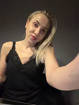 ElenaWhitmore online show from 04/11/26, 10:03