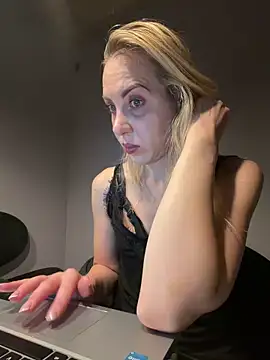 Snapshot of ElenaWhitmore chatting on 06/10/26, 11:03 ElenaWhitmore online show from 06/10/26, 11:03