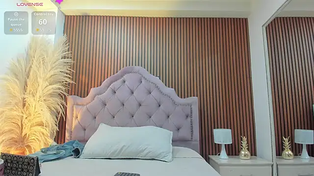 Violett hott  online show from 03/26/26, 12:44