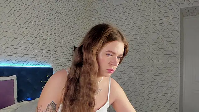 Snapshot of desiree_doll chatting on 02/21/26, 01:06 desiree doll online show from 02/21/26, 01:06