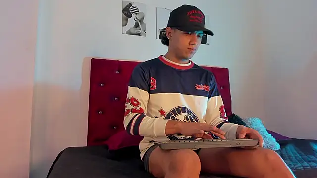 Snapshot of Liamsubtle01 chatting on 02/17/26, 11:07 Liamsubtle01 online show from 02/17/26, 11:07