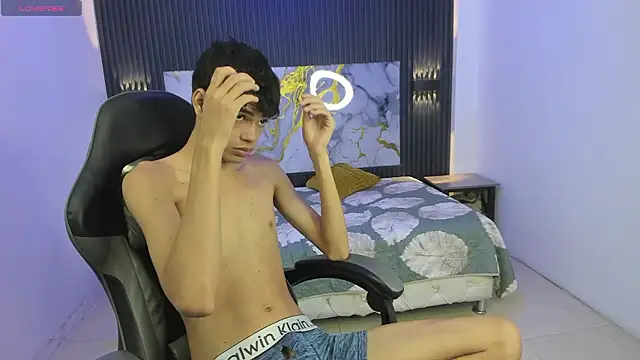 Snapshot of Dark_Desiree18 chatting on 02/18/26, 12:23 Dark Desiree18 online show from 02/18/26, 12:23