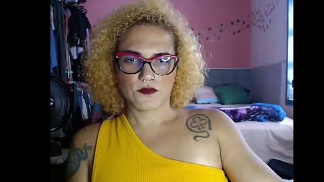 Snapshot of Queen_Domme_de_paus chatting on 02/02/26, 06:06 Queen Domme de paus online show from 02/02/26, 06:06