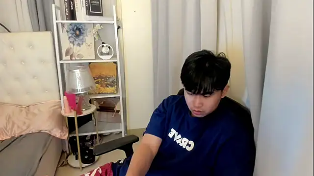 Snapshot of davincihugecock chatting on 06/18/26, 12:33 davincihugecock online show from 06/18/26, 12:33