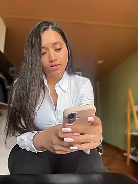 Veronica Wins  online show from 05/11/26, 07:00