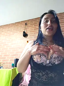 Snapshot of LunaRouuse_ chatting on 05/18/26, 01:02 LunaRouuse online show from 05/18/26, 01:02