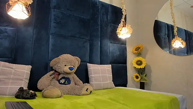 Laura Miller1 online show from 04/13/26, 09:31