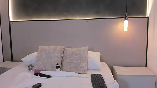 mia slora online show from 04/20/26, 12:19