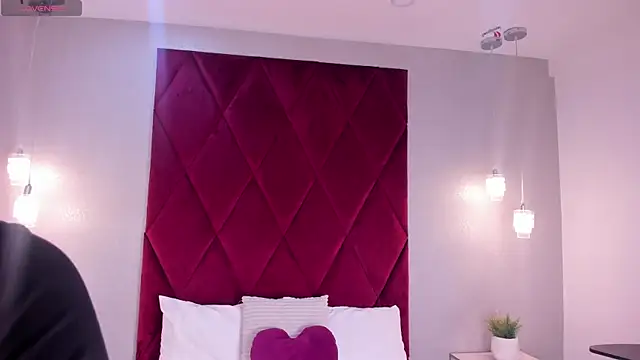 emily clarkk  online show from 04/10/26, 08:02