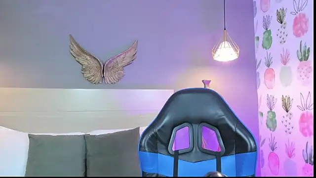 emma hiltonn  online show from 04/16/26, 07:36