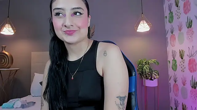 Snapshot of emma_hiltonn_ chatting on 05/27/26, 02:19 emma hiltonn online show from 05/27/26, 02:19