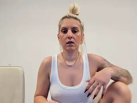 EvelynEvyyy online show from 02/05/26, 06:07