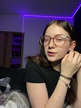 YoungLisaa18 online show from 02/02/26, 07:45