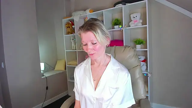 Julie Lucas online show from 03/03/26, 02:39