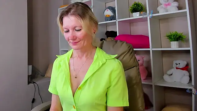 Julie Lucas online show from 03/05/26, 01:01