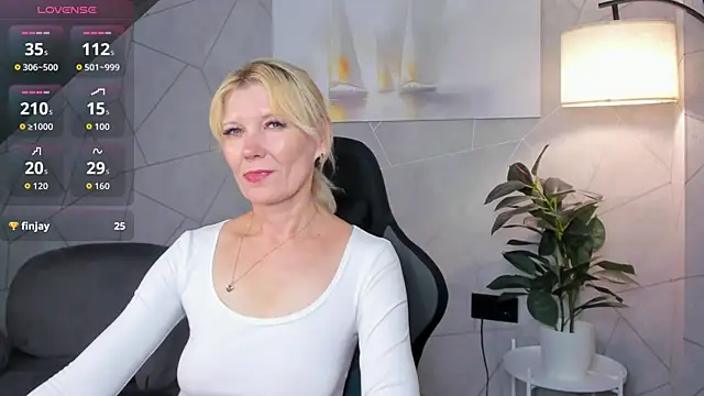 Julie Lucas online show from 07/03/26, 11:44