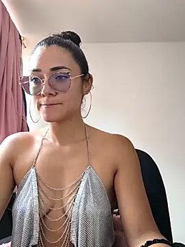 Snapshot of Freyarosse chatting on 02/05/26, 06:34 Freyarosse online show from 02/05/26, 06:34