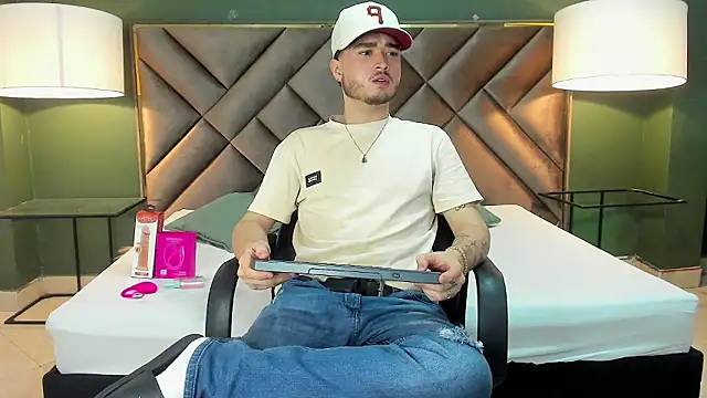 Snapshot of Salvattore_Muller chatting on 02/23/26, 08:44 Salvattore Muller online show from 02/23/26, 08:44