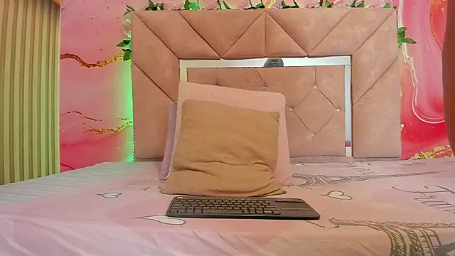 sweet  luna   online show from 04/13/26, 11:05