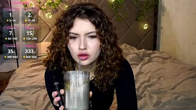 Snapshot of SueCurly chatting on 02/17/26, 09:21 SueCurly online show from 02/17/26, 09:21