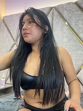 valenlopezz  online show from 07/05/26, 05:09