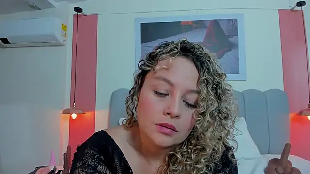 Snapshot of EmmaBoyd chatting on 06/16/26, 07:55 EmmaBoyd online show from 06/16/26, 07:55