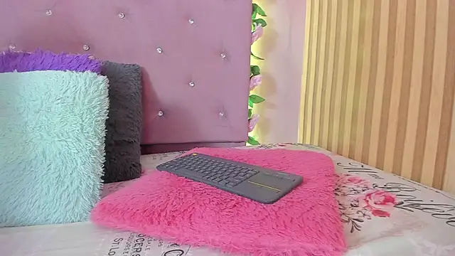 lovely  kiss   online show from 04/24/26, 06:10