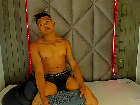 AndrewKenoxx  online show from 03/07/26, 07:44