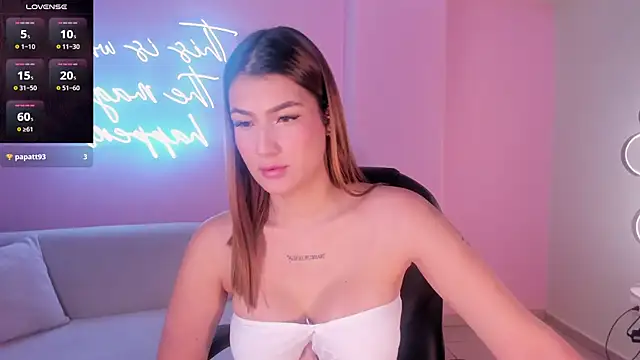 Snapshot of BellaThompsonX chatting on 02/20/26, 03:25 BellaThompsonX online show from 02/20/26, 03:25