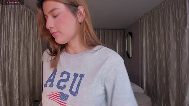 Snapshot of BellaThompsonX chatting on 03/04/26, 09:10 BellaThompsonX online show from 03/04/26, 09:10