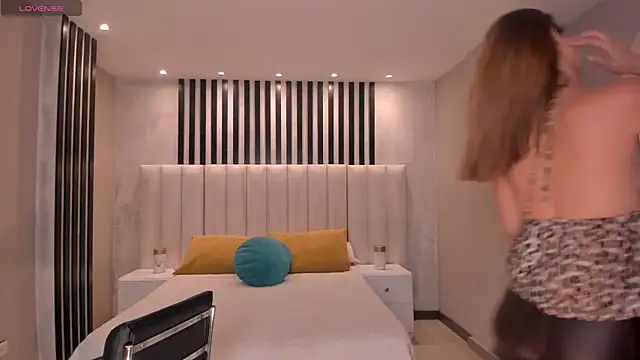 BellaThompsonX online show from 04/03/26, 07:45