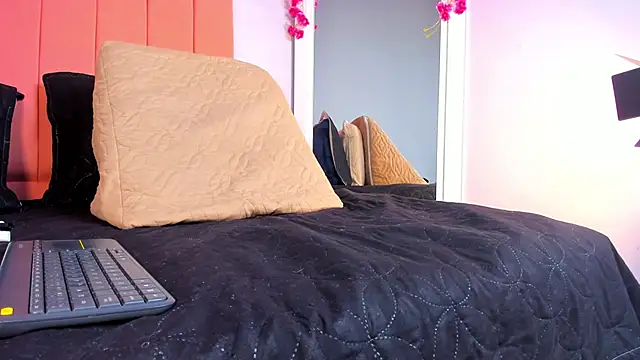 rose thompson19 online show from 06/18/26, 07:18
