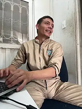 Snapshot of santiObrero chatting on 04/25/26, 04:59 santiObrero online show from 04/25/26, 04:59