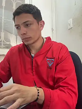Snapshot of santiObrero chatting on 04/28/26, 03:28 santiObrero online show from 04/28/26, 03:28