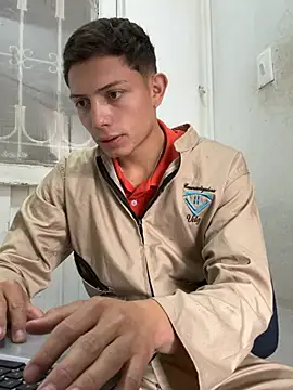 Snapshot of santiObrero chatting on 06/18/26, 03:49 santiObrero online show from 06/18/26, 03:49