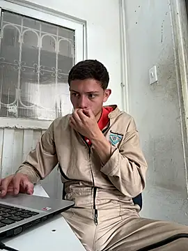 Snapshot of santiObrero chatting on 07/07/26, 03:38 santiObrero online show from 07/07/26, 03:38