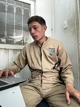 Snapshot of santiObrero chatting on 07/18/26, 04:11 santiObrero online show from 07/18/26, 04:11